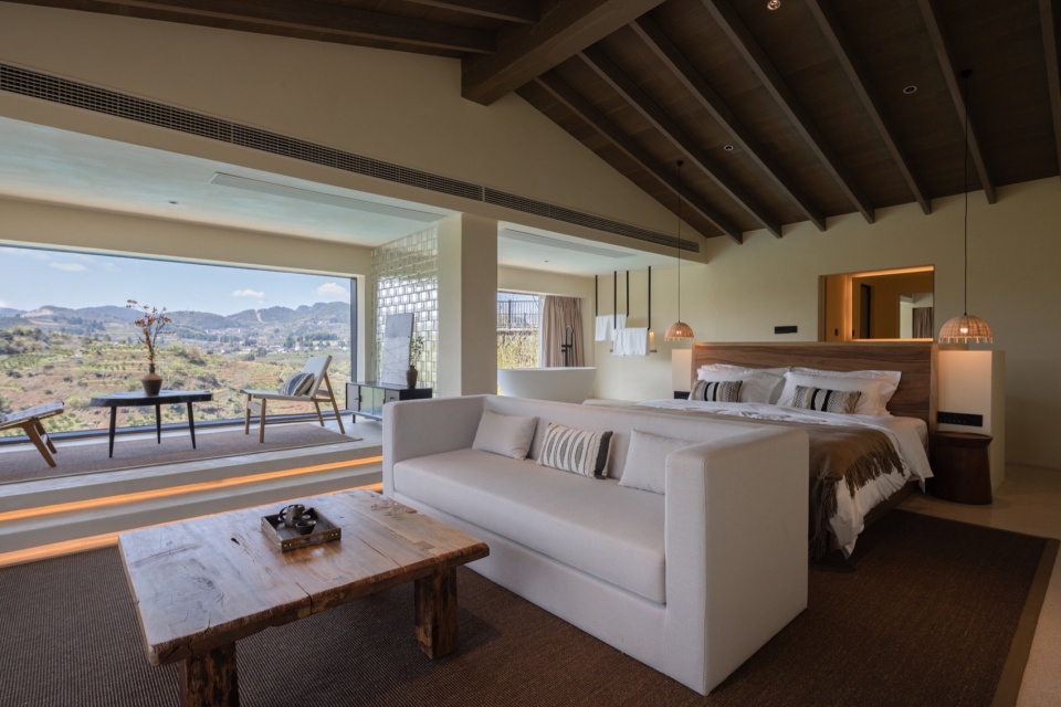 .压低靠窗边高度,让视野集中在窗外的山景Lowered Window Side Heights Focusing on the Scenic Mountain Views