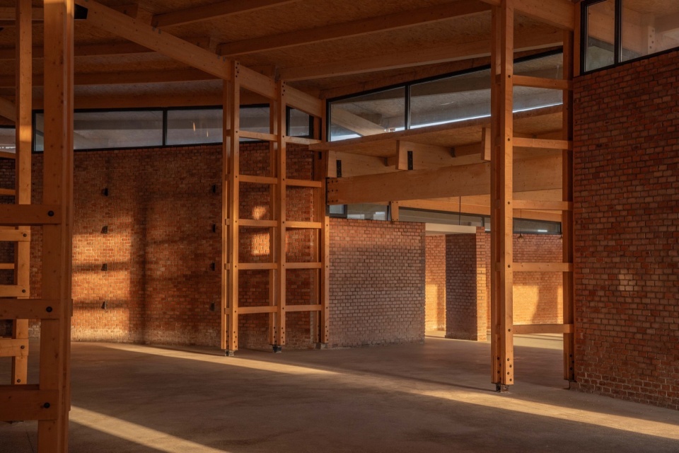 展区望向入口接待区 © 金伟琦 prepared rehmannia root crafts exhibition hall by luo studio