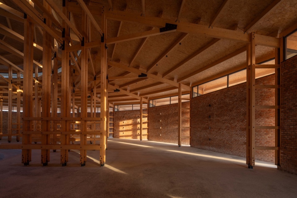 侧光与砖墙 © 金伟琦 prepared rehmannia root crafts exhibition hall by luo studio
