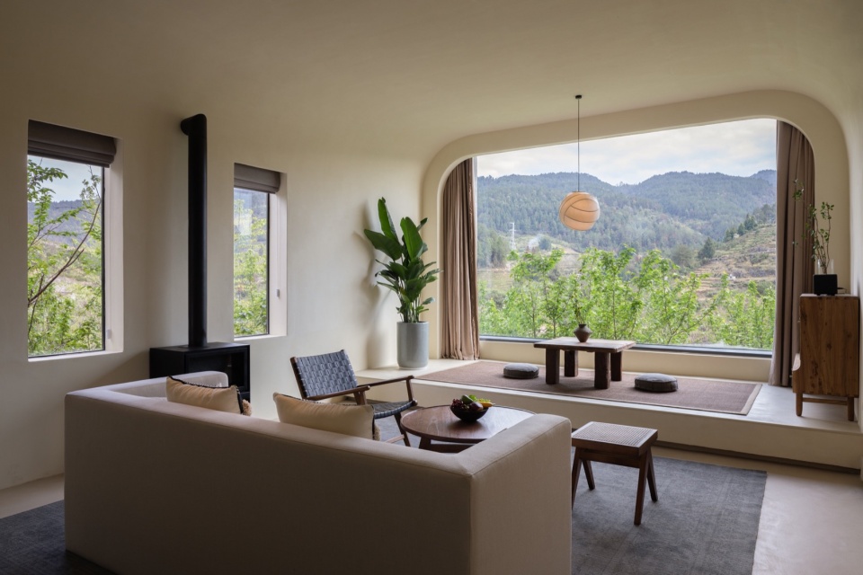 .被窗外山景包裹的套房休闲区Suite Lounge Area Embraced by Mountain Views