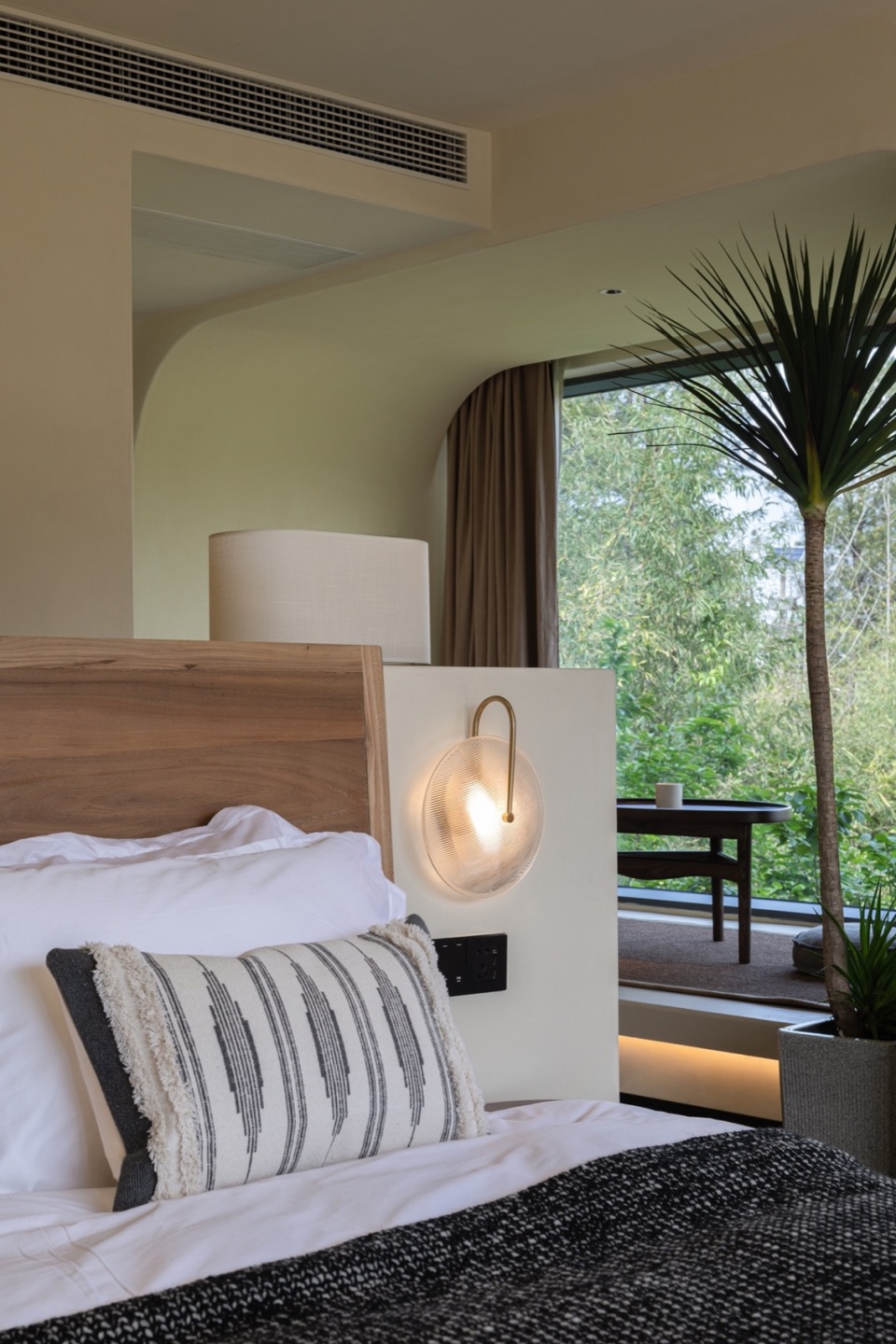 .房间内的绿色窗景Greenery Views in the Room