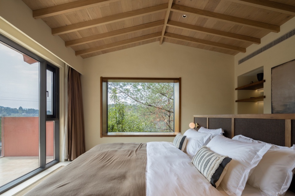 .小客房观窗外松树Regular Suite with Views of Pine Trees Outside the Window