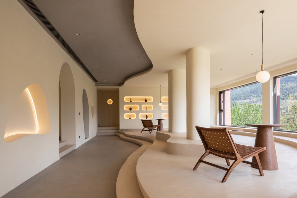 .弧形书吧呼应梯田以及红石林Arched Library Responding to Terraced Fields and Red Rock Formations
