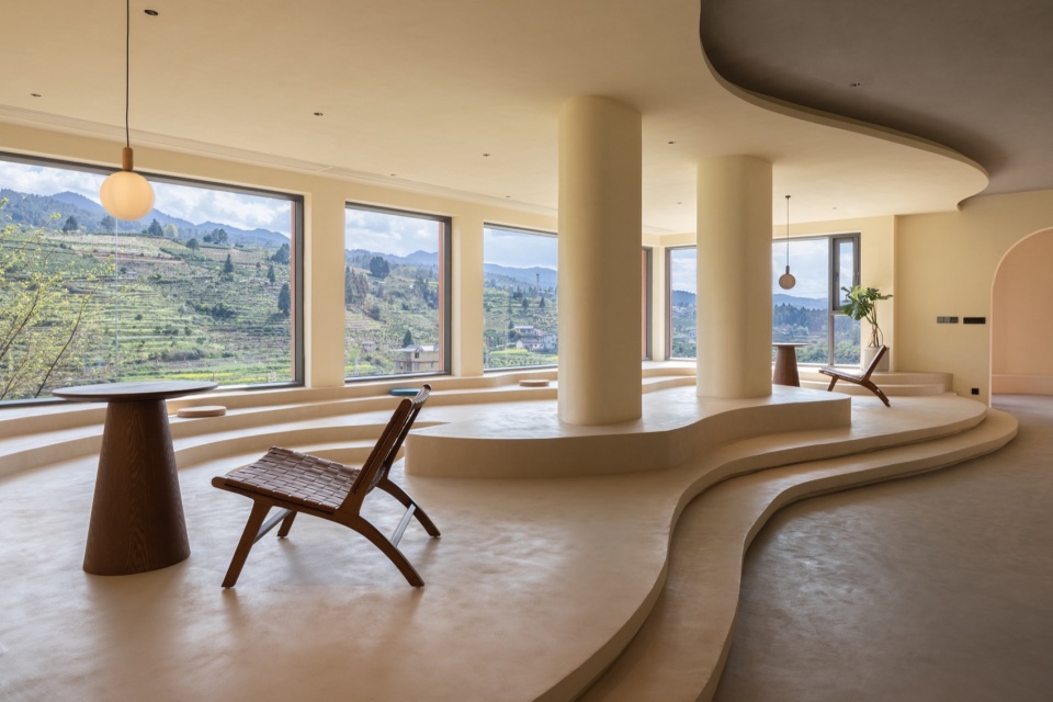 .连续大玻璃窗将景观纳入室内Continuous Large Glass Windows Bringing Scenery Indoors