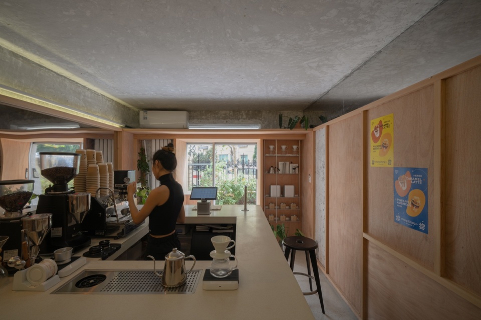 咖啡岛台看向街道 pour over coffee by atelier waterside