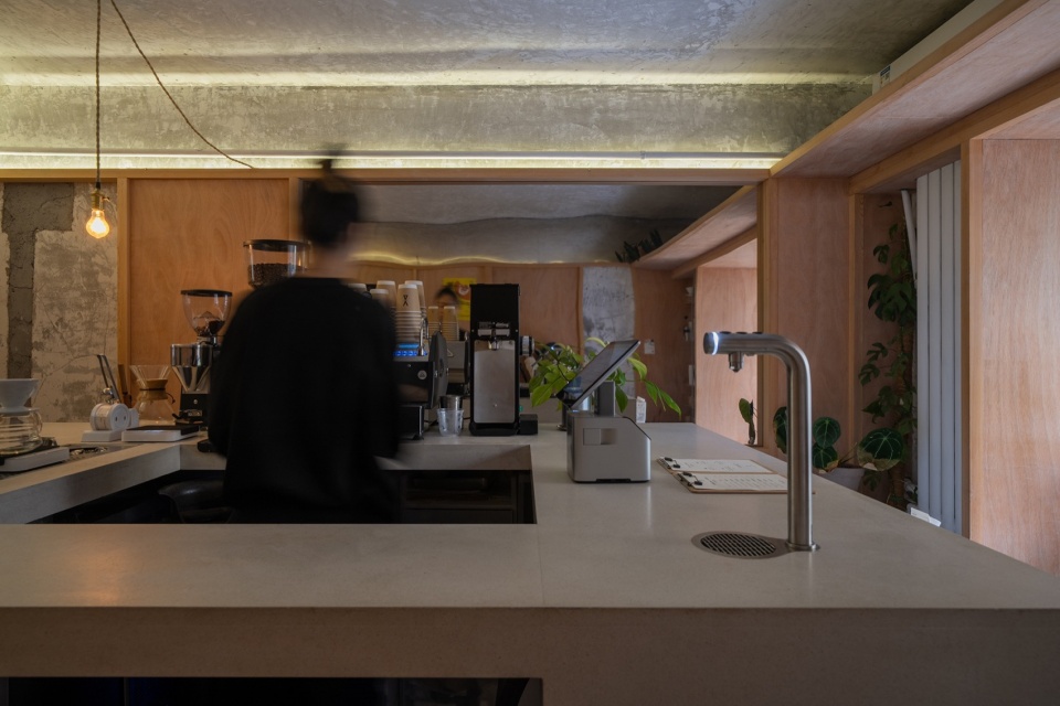 错动分隔木质壁板与镜面 pour over coffee by atelier waterside