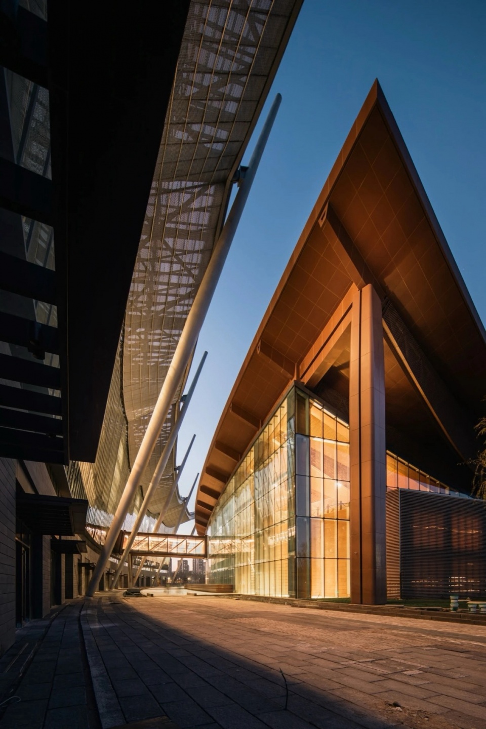 自东向西看水街 the grand canal museum of beijing by china architecture design and research group and arep