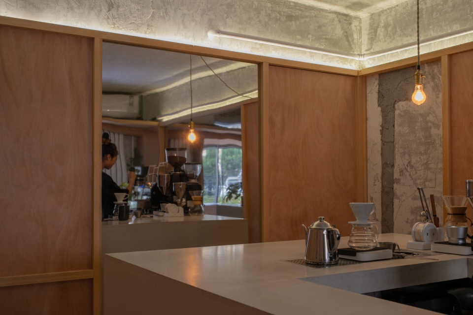 错动分隔木质壁板与镜面 pour over coffee by atelier waterside