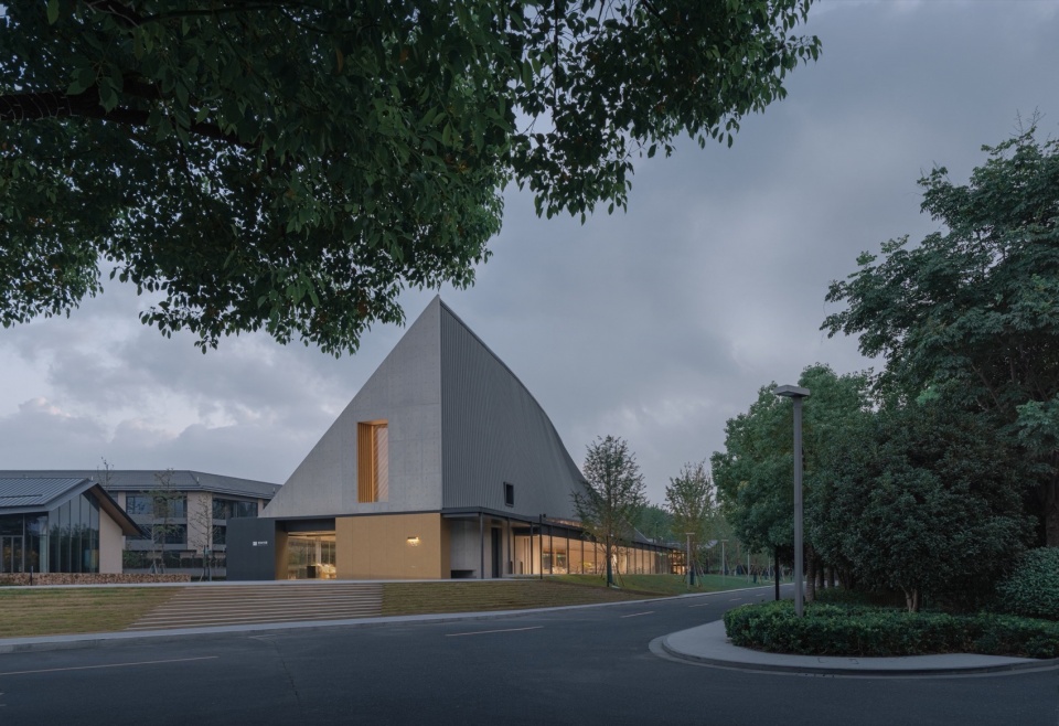 The Big Barn Town Center of Yu Niao Liu Su by Atelier Deshaus