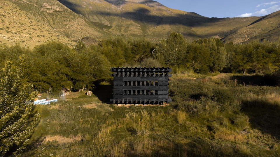 shannan beehive observation cabin by omno