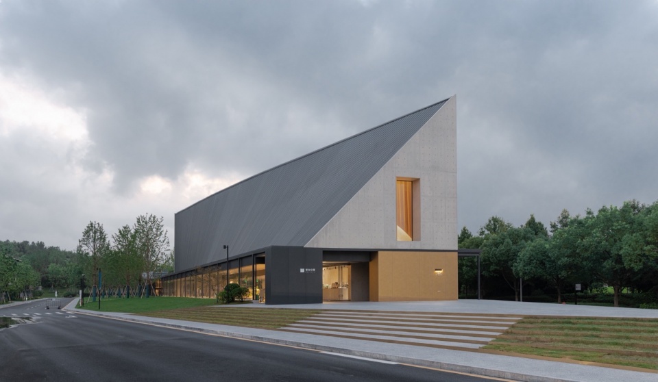 The Big Barn Town Center of Yu Niao Liu Su by Atelier Deshaus
