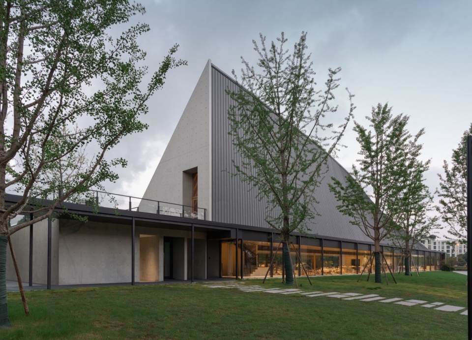 The Big Barn Town Center of Yu Niao Liu Su by Atelier Deshaus