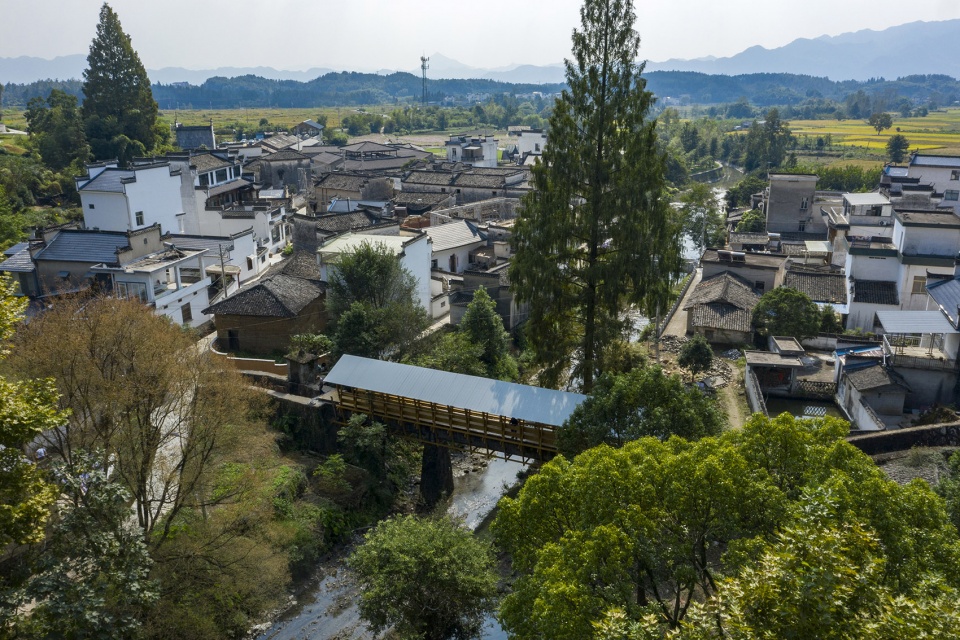 fw jithe covered bridge on aqueduct by iara