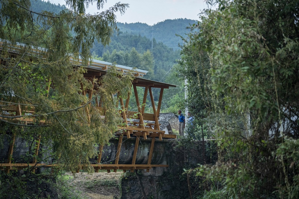 fw jithe covered bridge on aqueduct by iara