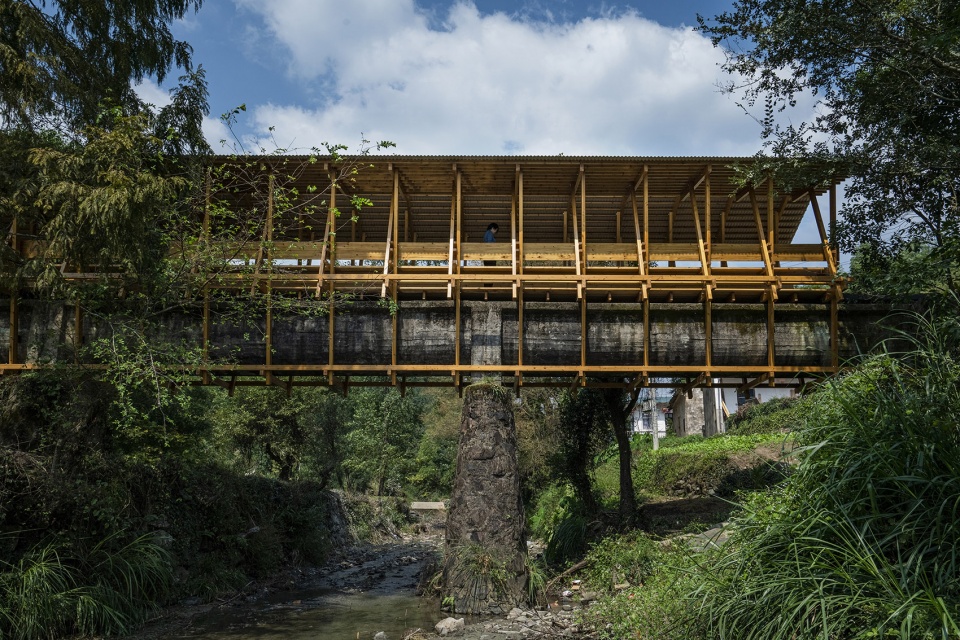 fw jithe covered bridge on aqueduct by iara