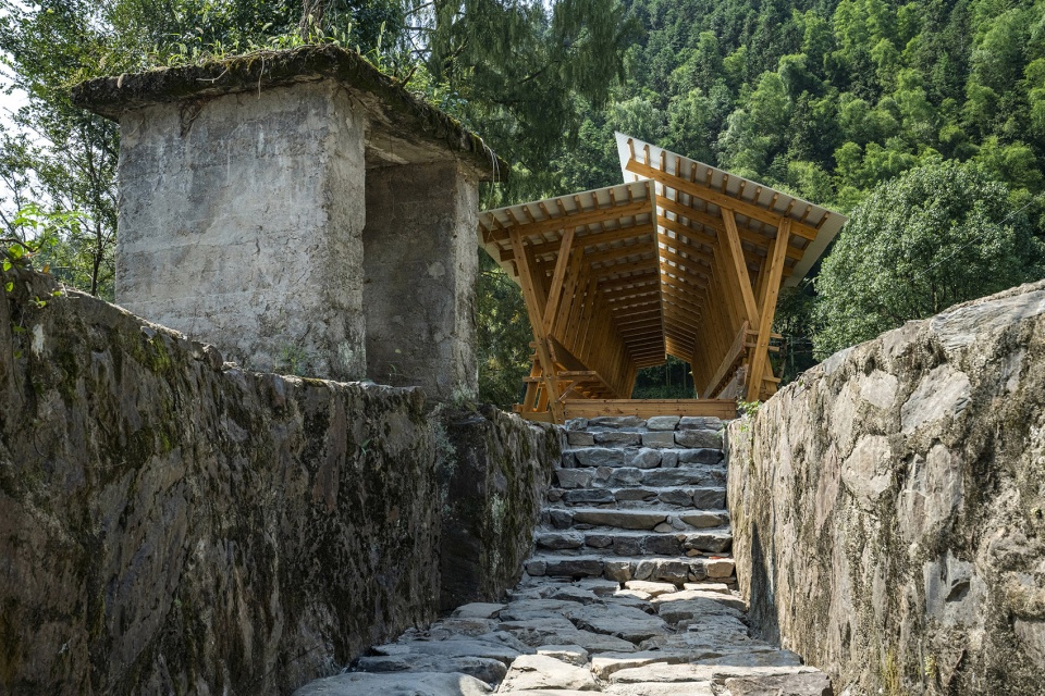 fw jithe covered bridge on aqueduct by iara