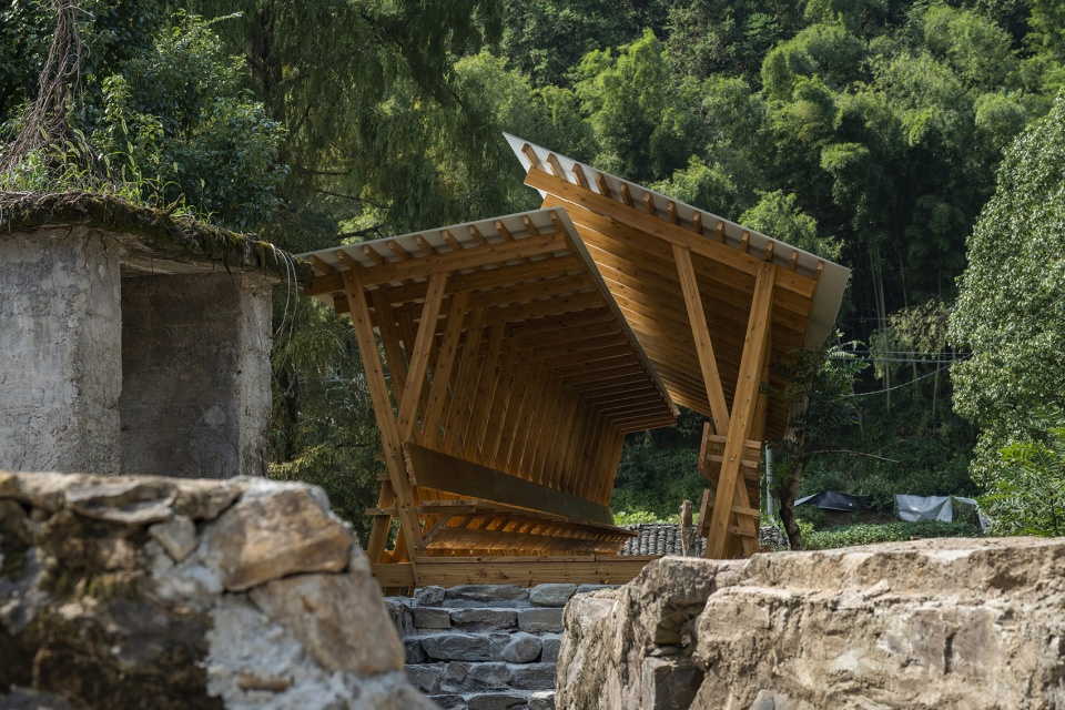fw jithe covered bridge on aqueduct by iara