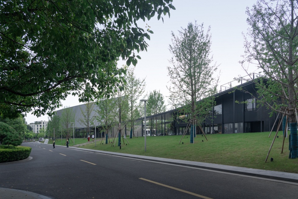 The Big Barn Town Center of Yu Niao Liu Su by Atelier Deshaus