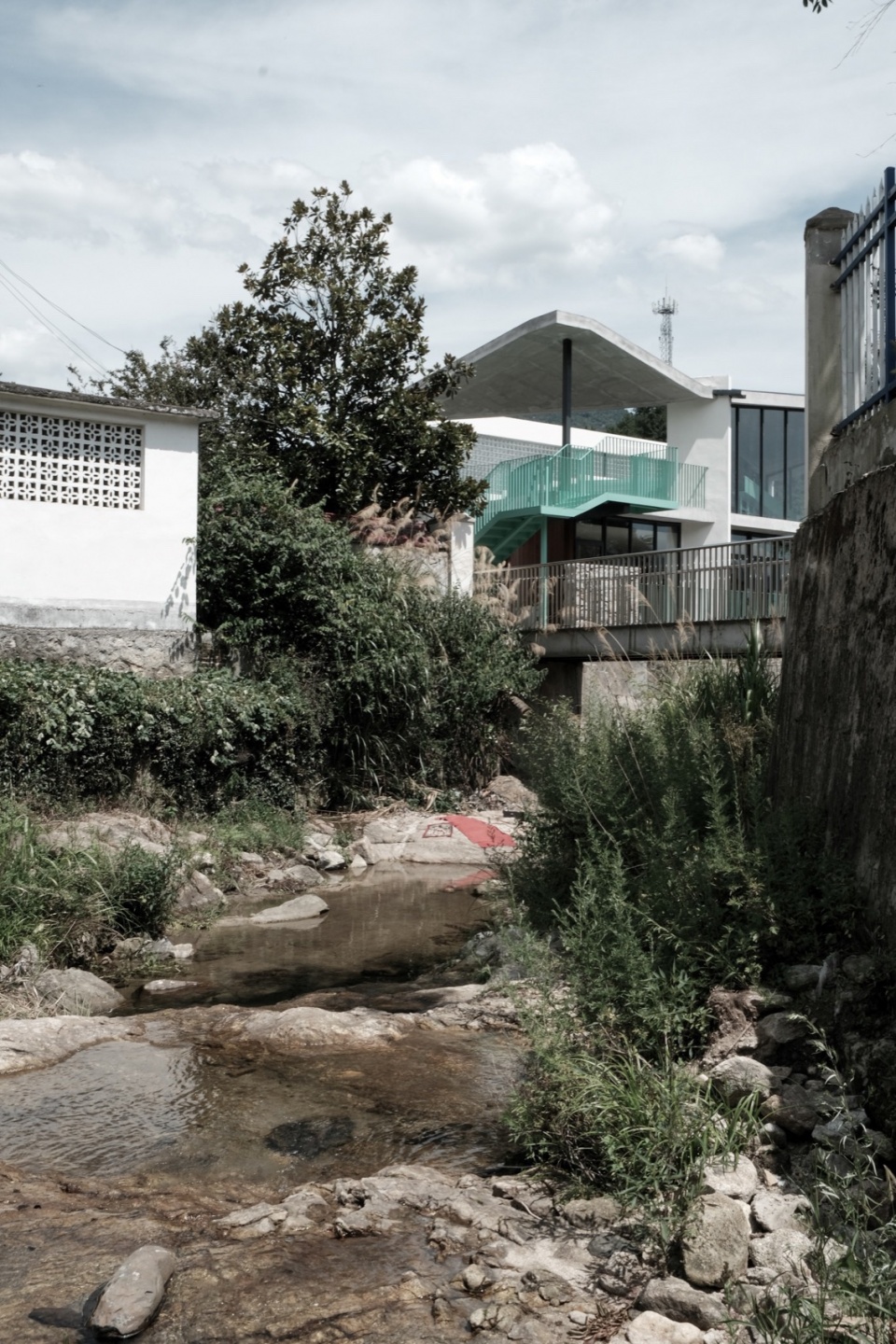 西侧的水流 ©In Place Studio rural community funded library by in place studio