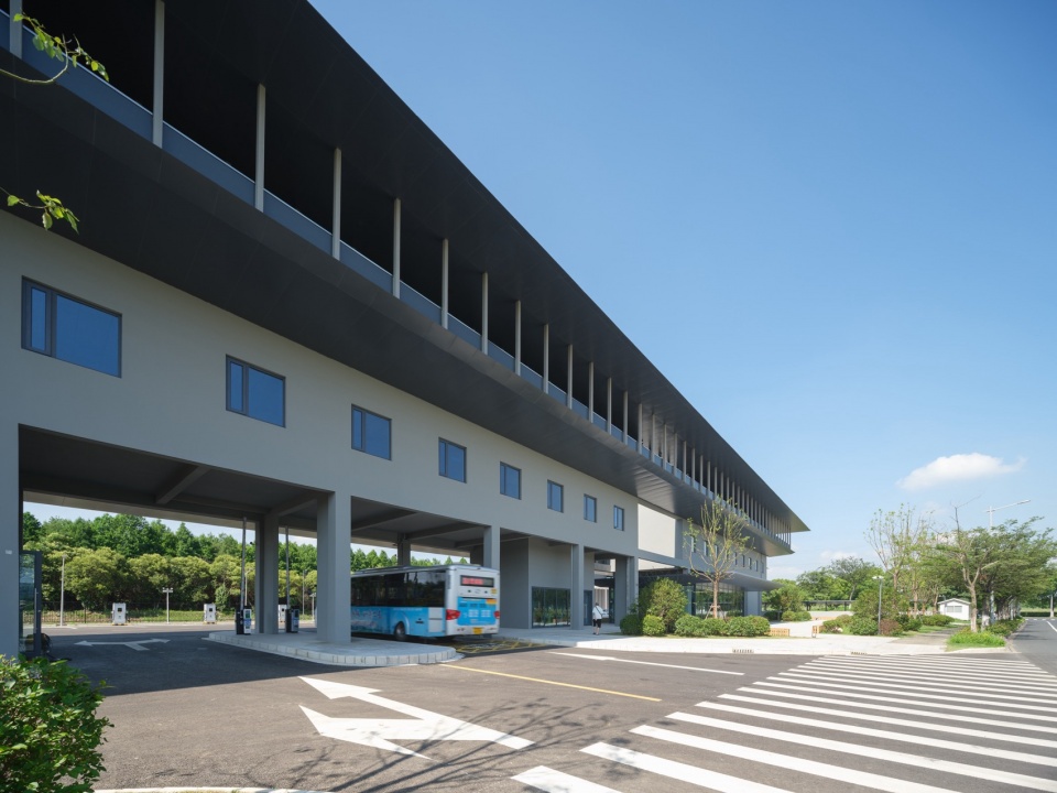 车辆进站口 Vehicle entrance