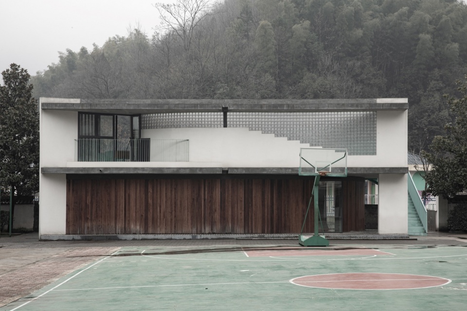 面向操场一侧立面 ©In Place Studio rural community funded library by in place studio