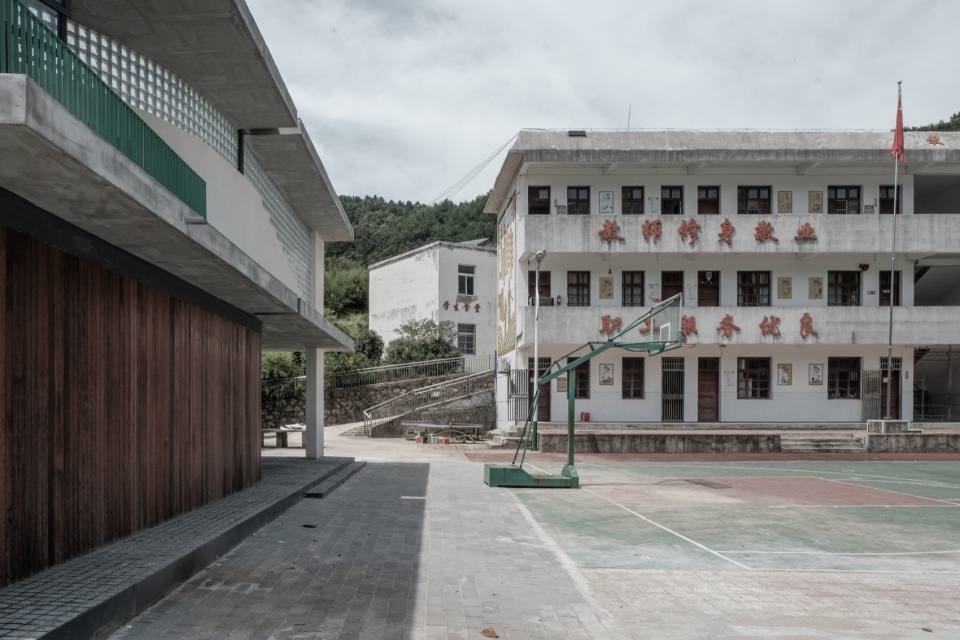面向操场一侧檐下空间与老教学楼 ©In Place Studio rural community funded library by in place studio