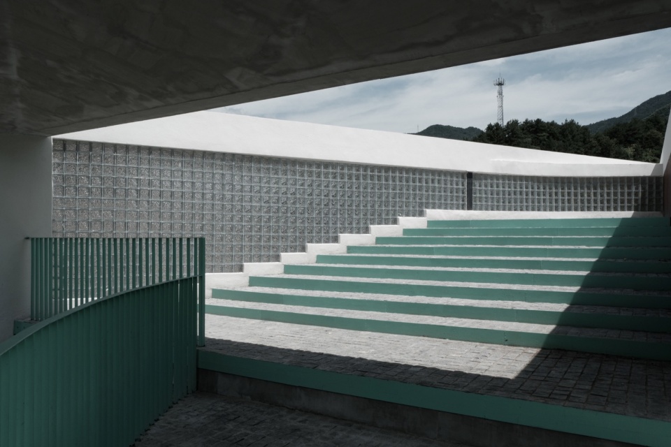 二层室外平台 ©In Place Studio rural community funded library by in place studio