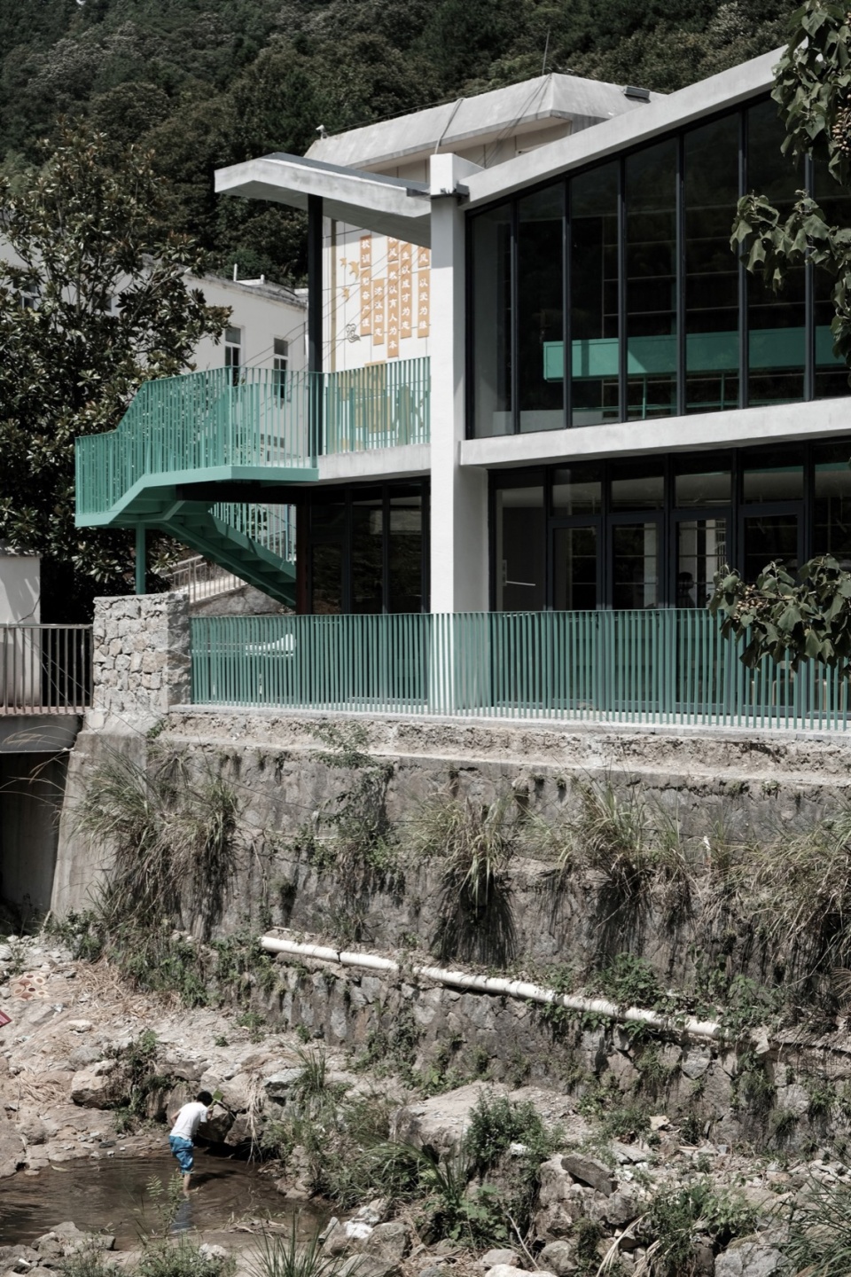面向泄洪沟一侧立面 ©In Place Studio rural community funded library by in place studio