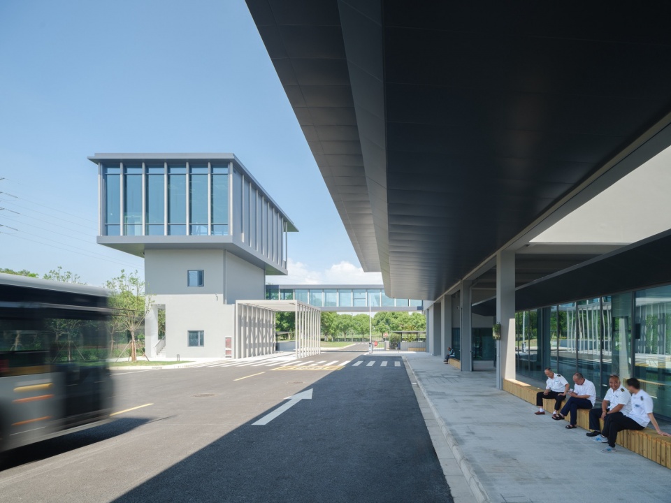 1号楼北侧的候车空间 Waiting space on the north side of Building 1
