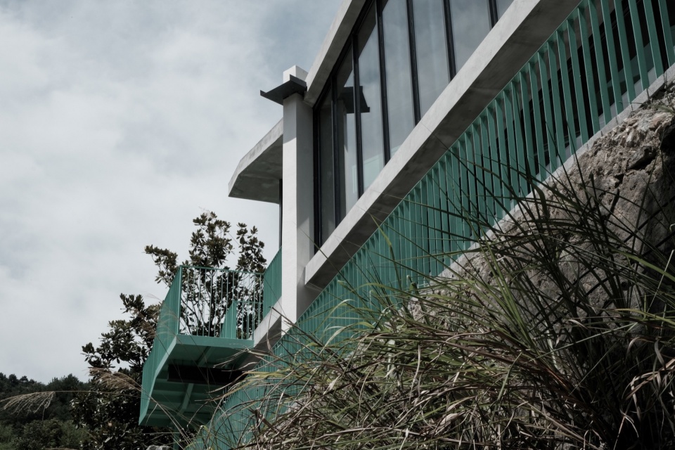 面向泄洪沟一侧立面 ©In Place Studio rural community funded library by in place studio