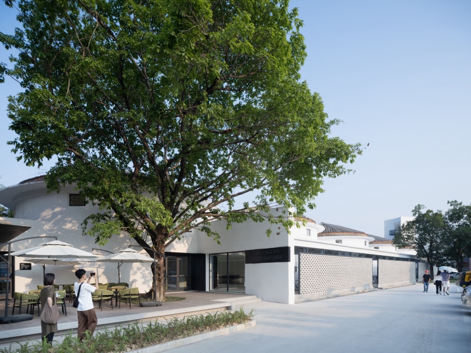 .从主入口看向粮仓 存在建筑 grand granary bookstore of librairie avant garde