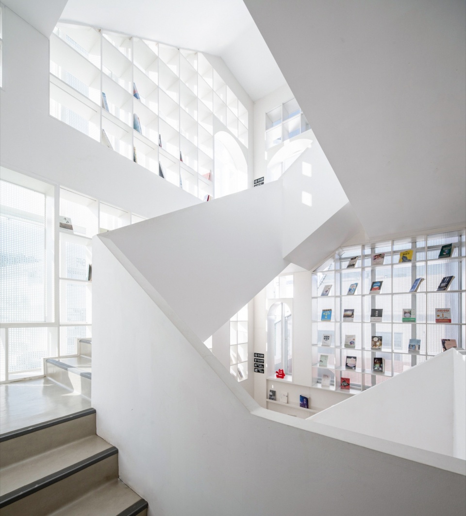 .白色垂直书塔©潮声 reef book tower by wildurban architects
