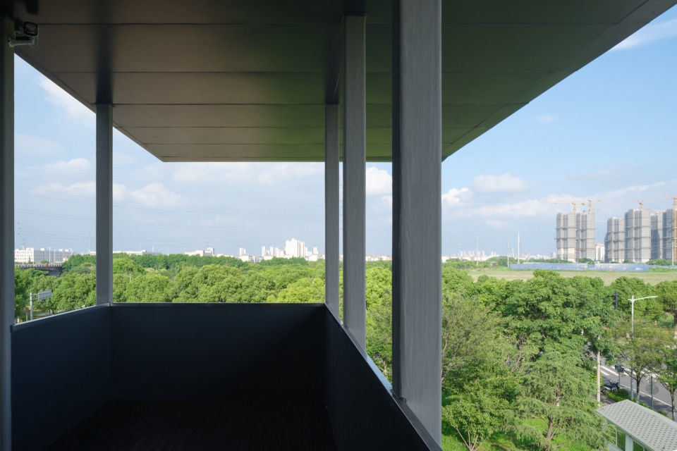 从走廊望向周边城市景观 View from the corridor to the surrounding cityscape