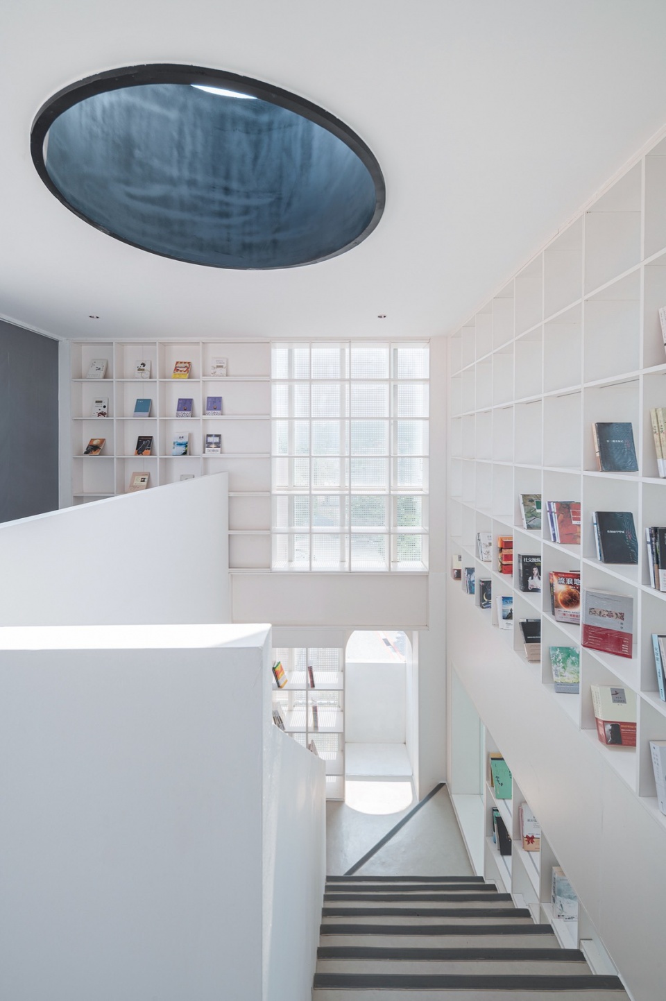 .顶部圆形天窗©潮声 reef book tower by wildurban architects