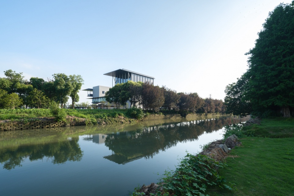从北侧城市景观带望向建筑 View of the building from the north cityscape strip