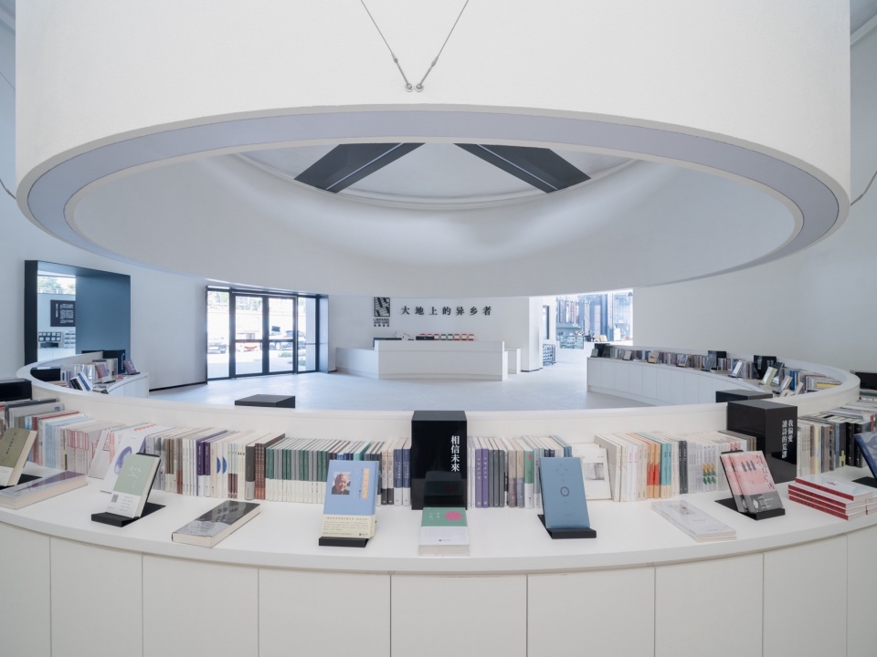 .1号仓看向入口和前台 存在建筑 grand granary bookstore of librairie avant garde