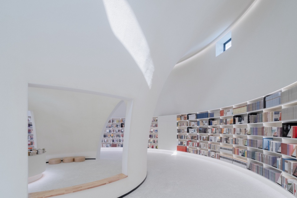 .2号仓的倒锥形装置 存在建筑 grand granary bookstore of librairie avant garde