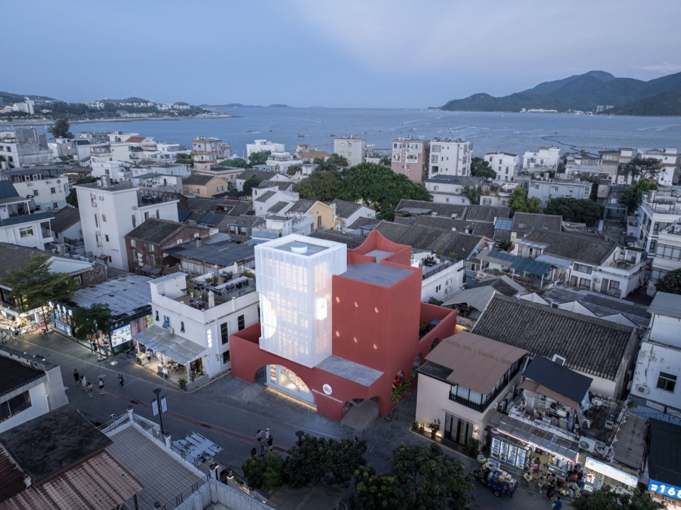 . 屹立在海边小镇的红色方体©吴嗣铭 reef book tower by wildurban architects