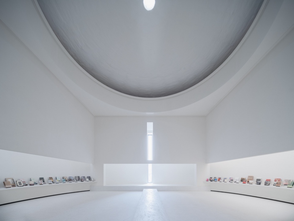 .5号仓的方形装置 存在建筑 grand granary bookstore of librairie avant garde