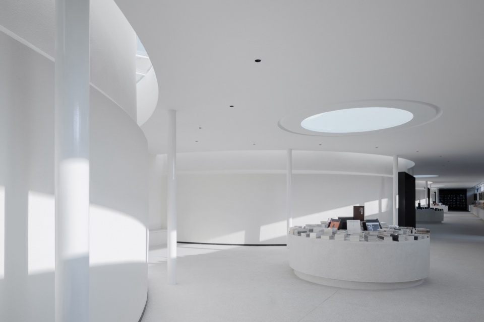 .画廊与粮仓之间的光与影 存在建筑 grand granary bookstore of librairie avant garde