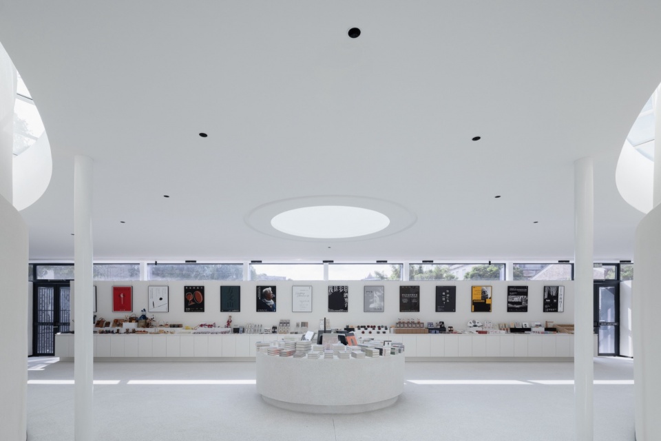 .画廊展墙 存在建筑 grand granary bookstore of librairie avant garde