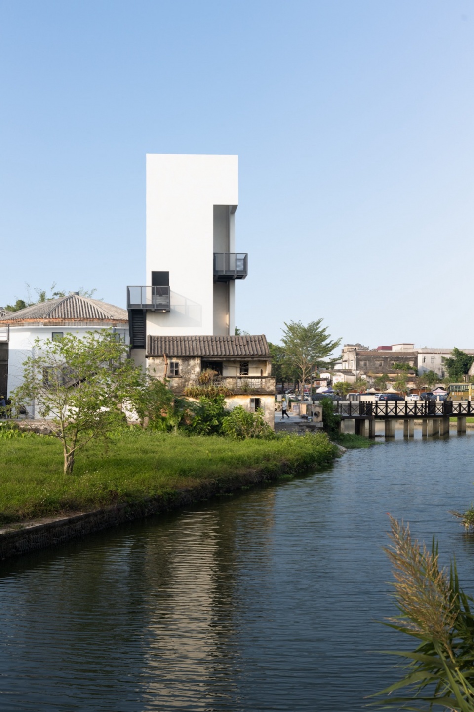 .从河对岸看向钟楼 存在建筑 grand granary bookstore of librairie avant garde