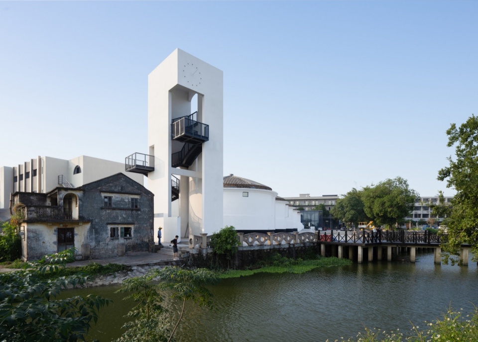 .改造后从南侧河岸看向粮仓 存在建筑 grand granary bookstore of librairie avant garde