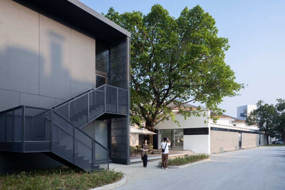 .改造后咖啡厅和粮仓 存在建筑 grand granary bookstore of librairie avant garde