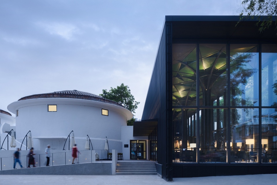 .改造后粮仓与咖啡厅 存在建筑 grand granary bookstore of librairie avant garde