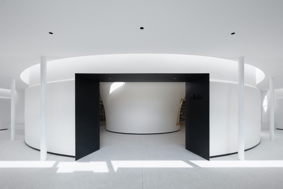 .画廊中开向粮仓的入口 存在建筑 grand granary bookstore of librairie avant garde