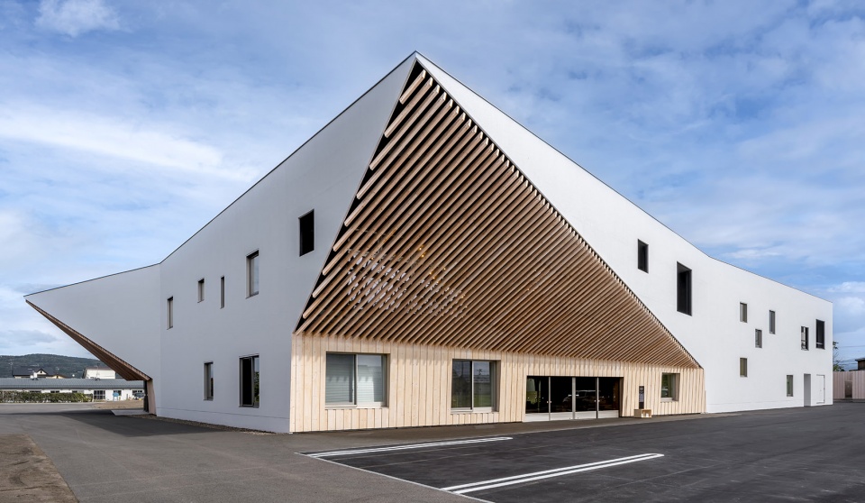 higashikawa town community plaza by kkaa
