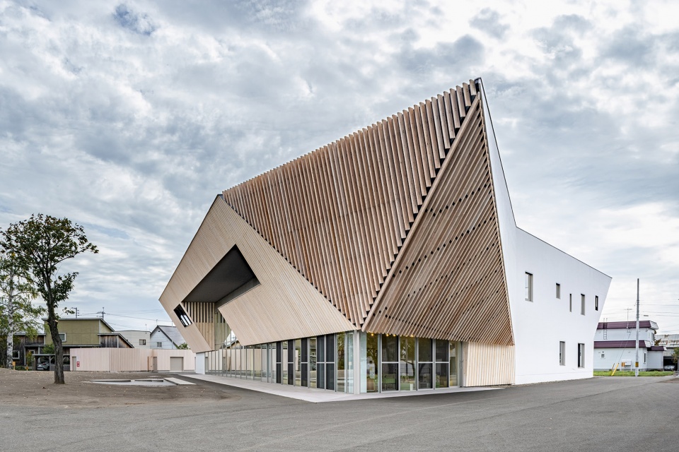 higashikawa town community plaza by kkaa