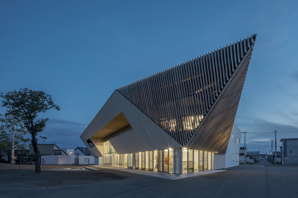 higashikawa town community plaza by kkaa