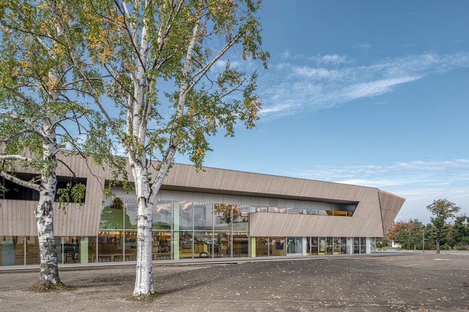 higashikawa town community plaza by kkaa